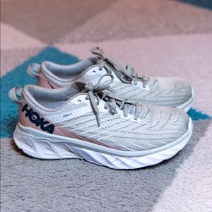 Hoka Arahi 4